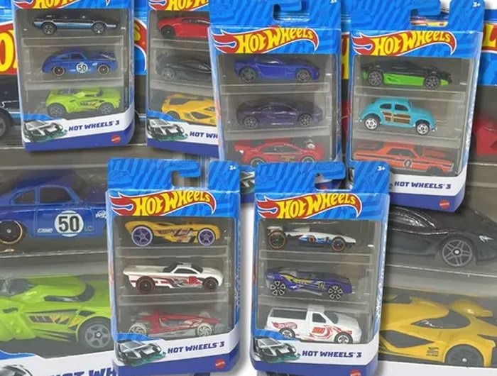 Carrinhos Hot Wheels nas cartelas